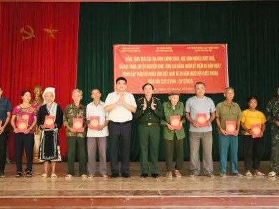 HỌC VIỆN HẬU CẦN TẶNG QUÀ CÁC GIA ĐÌNH CHÍNH SÁCH TẠI HUYỆN NGUYÊN BÌNH, TỈNH CAO BẰNG