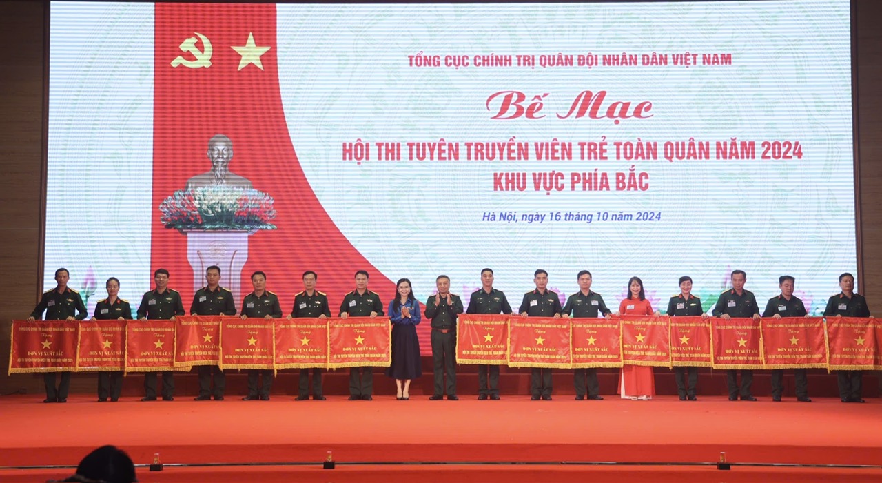 ĐỘI TUYÊN TRUYỀN VIÊN TRẺ CỦA HỌC VIỆN ĐƯỢC TẶNG CỜ ĐƠN VỊ XUẤT SẮC TRONG THAM GIA HỘI THI