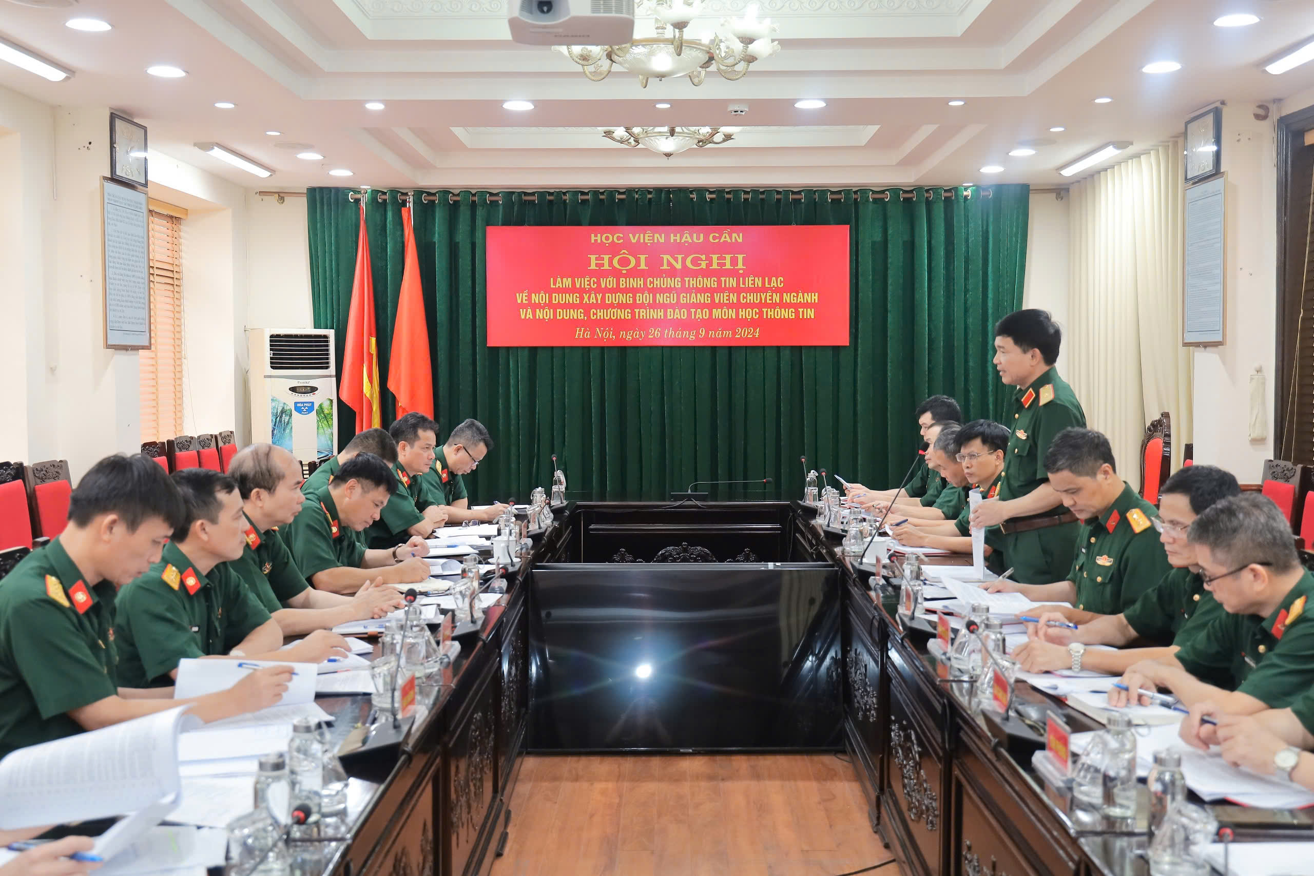 QUAN TÂM XÂY DỰNG ĐỘI NGŨ GIẢNG VIÊN CHUYÊN NGÀNH VÀ NỘI DUNG, CHƯƠNG TRÌNH ĐÀO TẠO MÔN THÔNG TIN