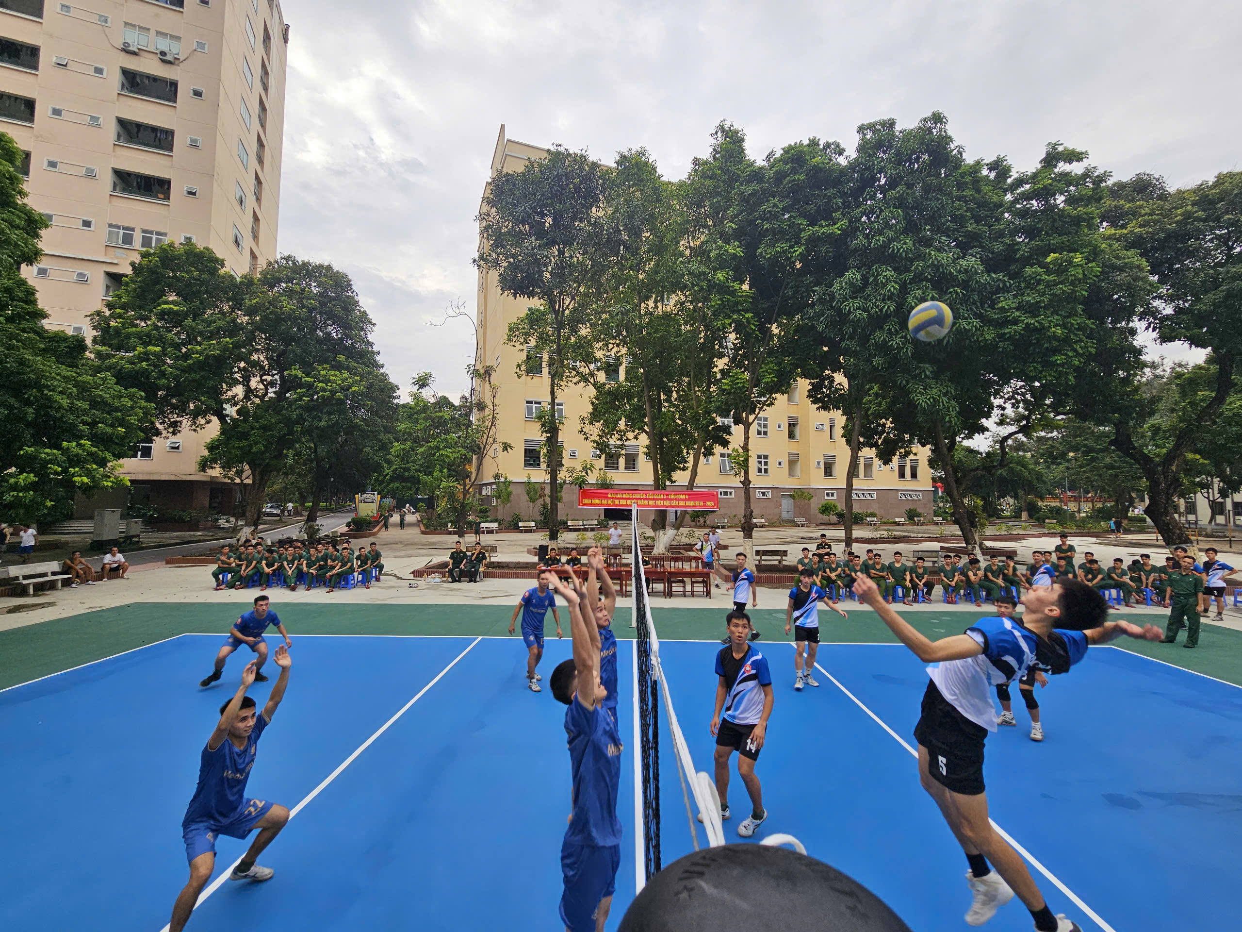 SÔI NỔI HOẠT ĐỘNG THỂ THAO CHÀO MỪNG ĐẠI HỘI THI ĐUA QUYẾT THẮNG HỌC VIỆN