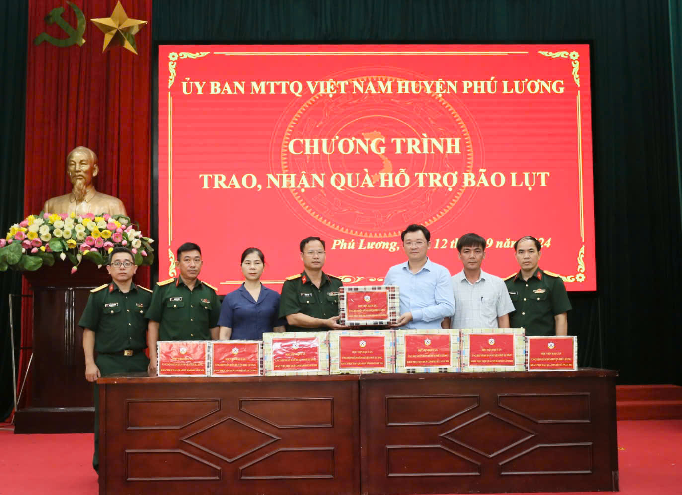 HỌC VIỆN HẬU CẦN TẶNG QUÀ CÁC GIA ĐÌNH BỊ THIỆT HẠI DO BÃO SỐ 3