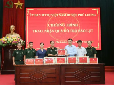 HỌC VIỆN HẬU CẦN TẶNG QUÀ CÁC GIA ĐÌNH BỊ THIỆT HẠI DO BÃO SỐ 3