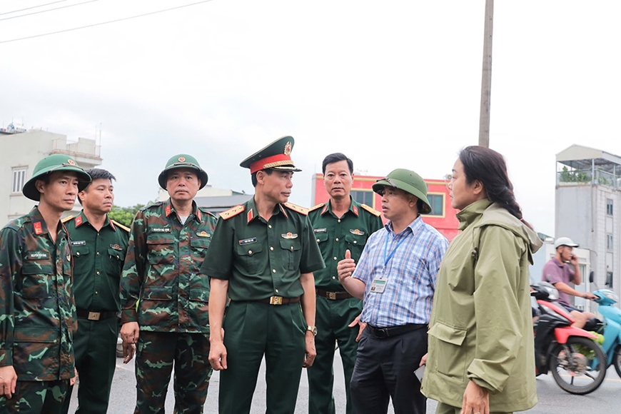 CÁN BỘ, HỌC VIÊN HỌC VIỆN HẬU CẦN TÍCH CỰC GIÚP NHÂN DÂN CHỐNG LŨ