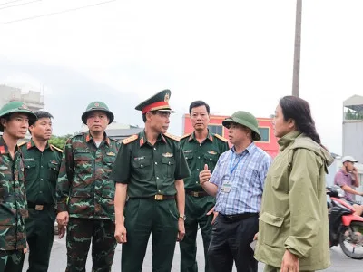 CÁN BỘ, HỌC VIÊN HỌC VIỆN HẬU CẦN TÍCH CỰC GIÚP NHÂN DÂN CHỐNG LŨ