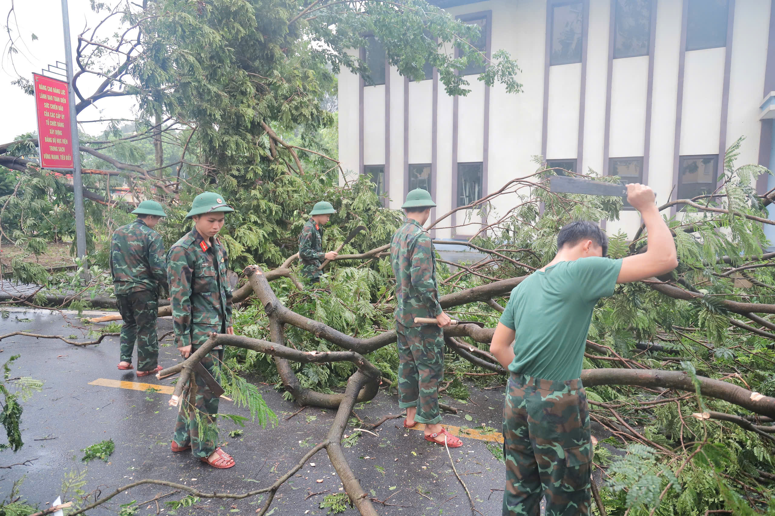 KHẨN TRƯƠNG KHẮC PHỤC HẬU QUẢ DO BÃO, SỚM ĐƯA HOẠT ĐỘNG TRỞ LẠI BÌNH THƯỜNG