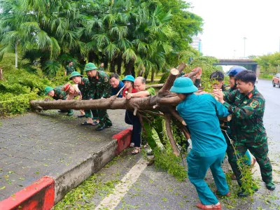 CÁN BỘ, HỌC VIÊN HỌC VIỆN HẬU CẦN GIÚP NHÂN DÂN KHẮC PHỤC HẬU QUẢ BÃO SỐ 3