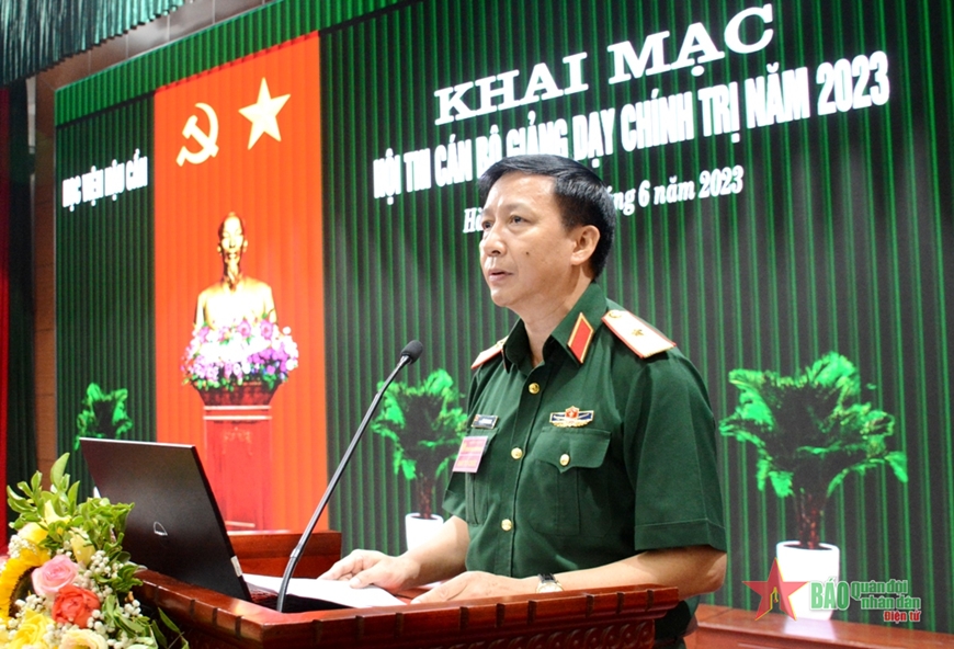 TRAO HUY HIỆU 30 NĂM TUỔI ĐẢNG TẶNG ĐẠI TÁ LÊ XUÂN ĐÀM – UỶ VIÊN ĐẢNG UỶ HỌC VIỆN, PHÓ BÍ THƯ ĐẢNG BỘ, CHỦ NHIỆM KHOA DOANH TRẠI