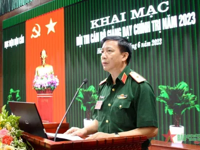 TRAO HUY HIỆU 30 NĂM TUỔI ĐẢNG TẶNG ĐẠI TÁ LÊ XUÂN ĐÀM – UỶ VIÊN ĐẢNG UỶ HỌC VIỆN, PHÓ BÍ THƯ ĐẢNG BỘ, CHỦ NHIỆM KHOA DOANH TRẠI