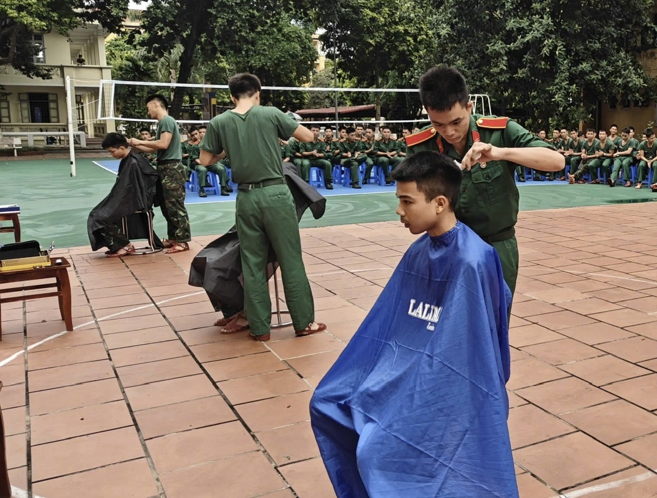 SÔI NỔI CUỘC THI CẮT TÓC “CÂY KÉO VÀNG” Ở ĐOÀN CƠ SỞ TIỂU ĐOÀN 3