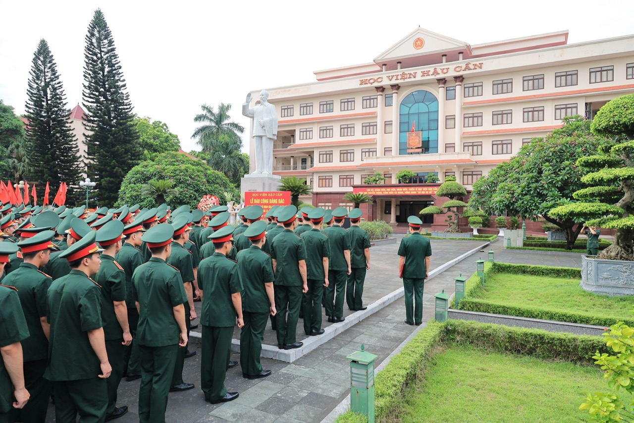 HỌC VIÊN TỐT NGHIỆP NĂM 2024 BÁO CÔNG DÂNG BÁC