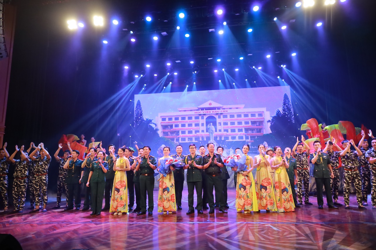 CHƯƠNG TRÌNH THAM GIA LIÊN HOAN NGHỆ THUẬT QUẦN CHÚNG CỦA HỌC VIỆN HẬU CẦN ĐƯỢC TẶNG CỜ XUẤT SẮC