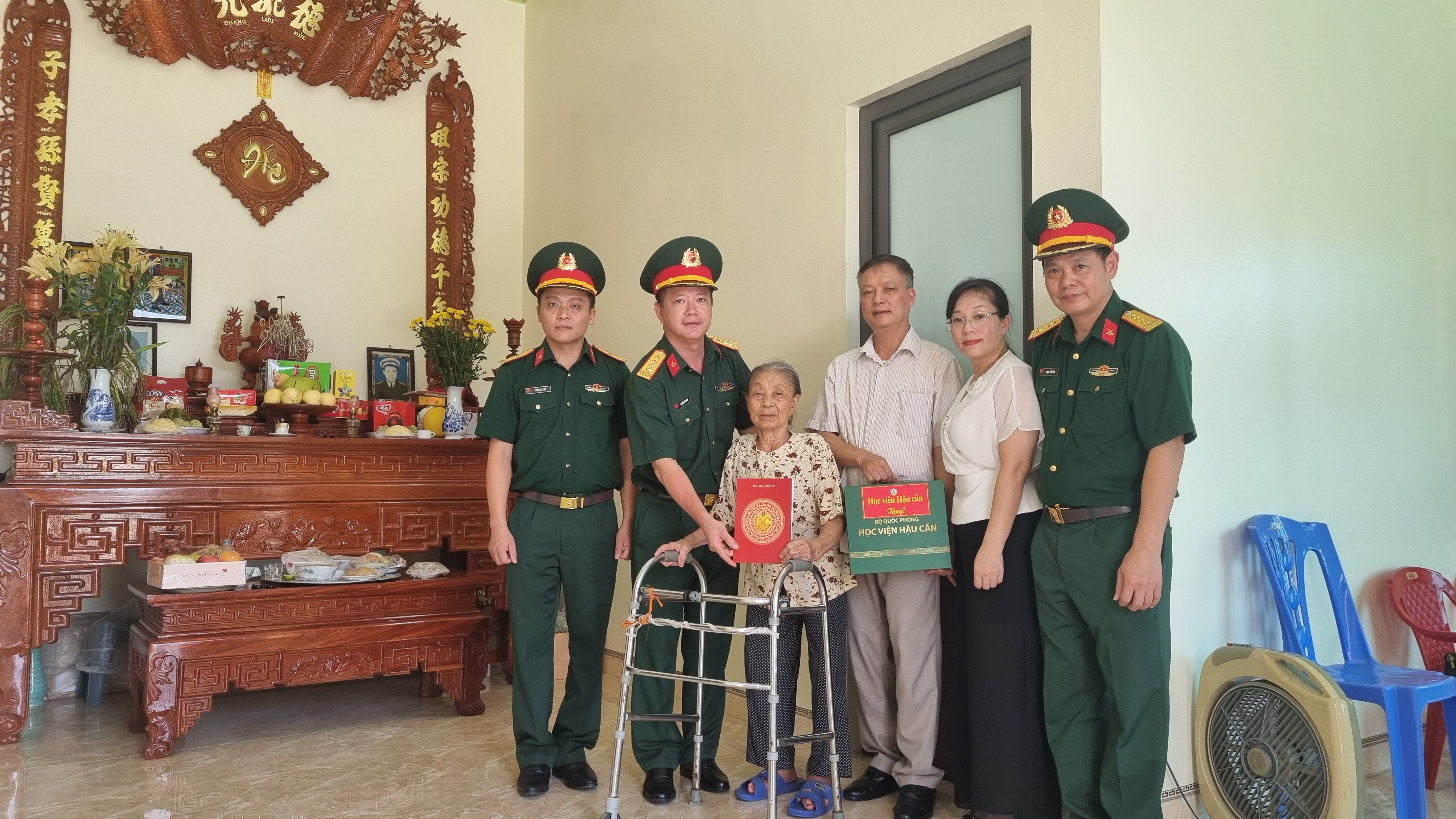 KHOA KHOA HỌC CƠ BẢN THĂM HỎI, ĐỘNG VIÊN, TẶNG QUÀ THÂN NHÂN LIỆT SĨ