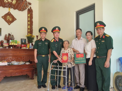 KHOA KHOA HỌC CƠ BẢN THĂM HỎI, ĐỘNG VIÊN, TẶNG QUÀ THÂN NHÂN LIỆT SĨ