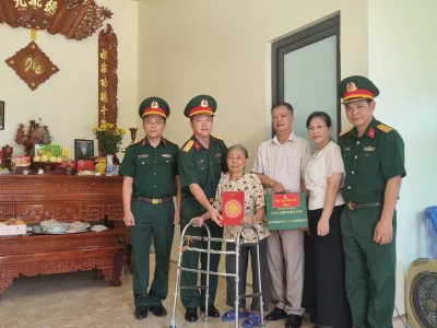 KHOA KHOA HỌC CƠ BẢN THĂM HỎI, ĐỘNG VIÊN, TẶNG QUÀ THÂN NHÂN LIỆT SĨ