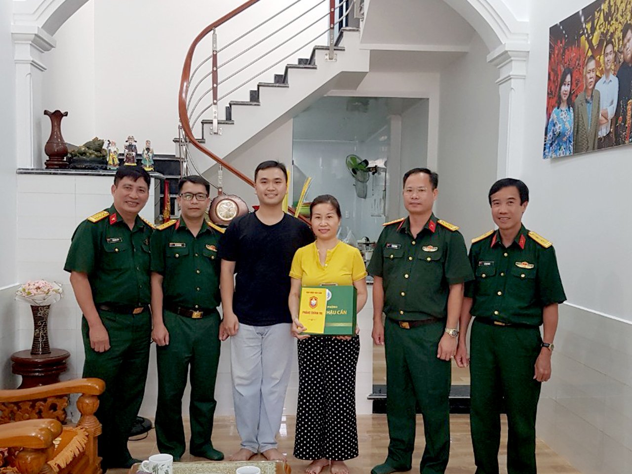 PHÒNG CHÍNH TRỊ THĂM, ĐỘNG VIÊN, TẶNG QUÀ CÁN BỘ, NHÂN VIÊN CÓ HOÀN CẢNH KHÓ KHĂN