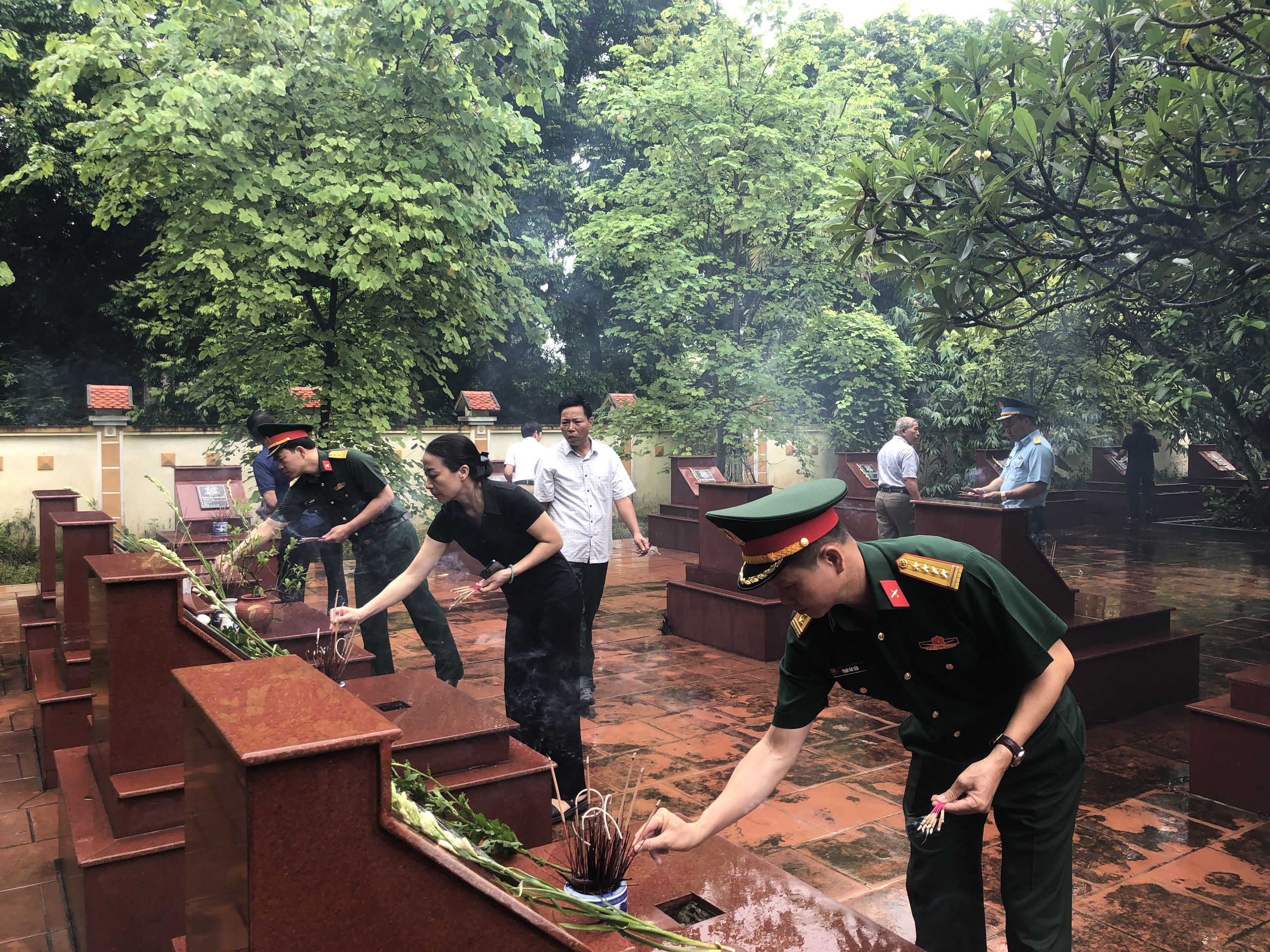 CÁN BỘ, HỌC VIÊN HỌC VIỆN HẬU CẦN THAM GIA DÂNG HƯƠNG TƯỞNG NIỆM CÁC ANH HÙNG, LIỆT SỸ