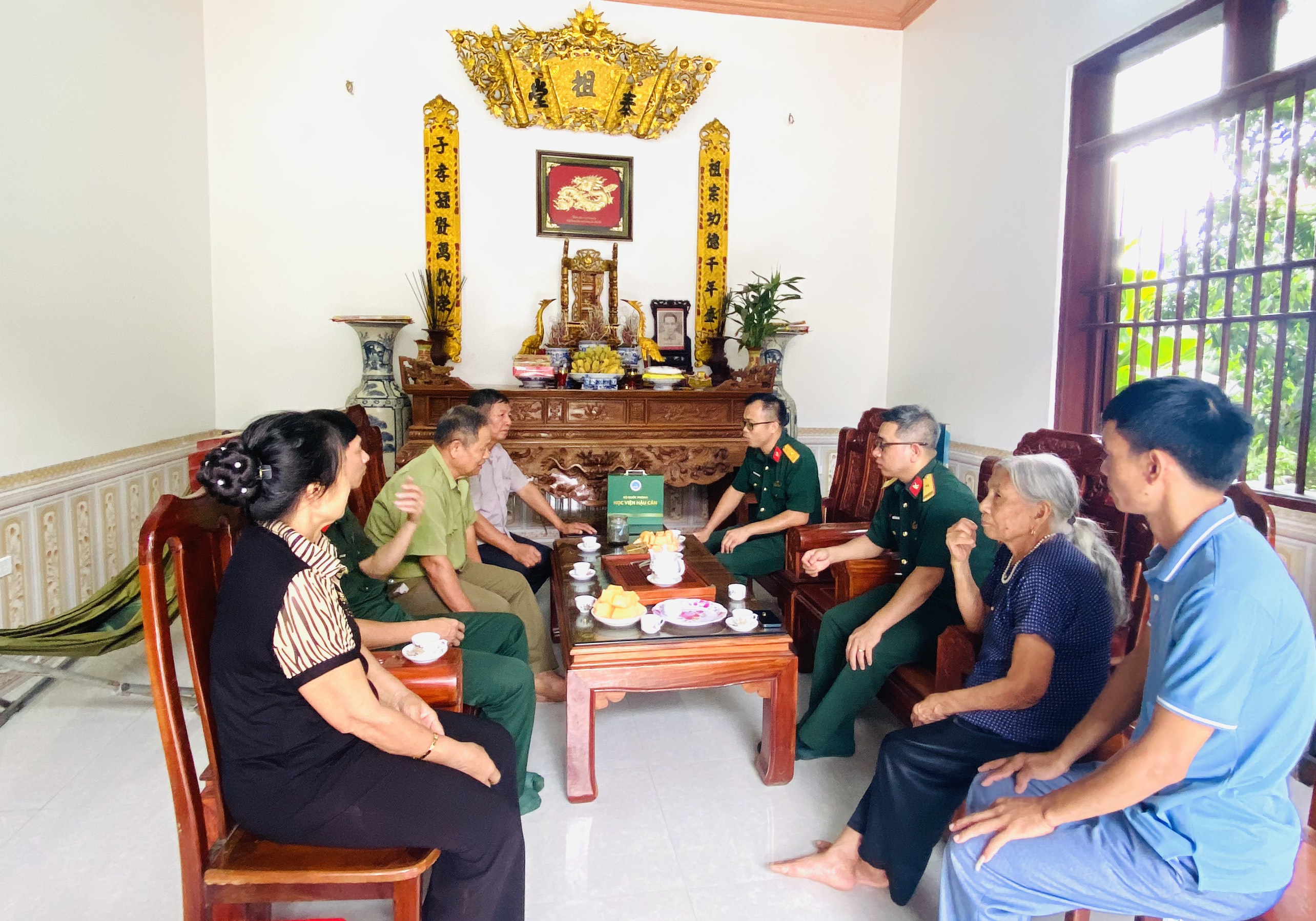 PHÒNG HẬU CẦN - KỸ THUẬT THĂM, ĐỘNG VIÊN GIA ĐÌNH NHÂN VIÊN CÓ HOÀN CẢNH KHÓ KHĂN