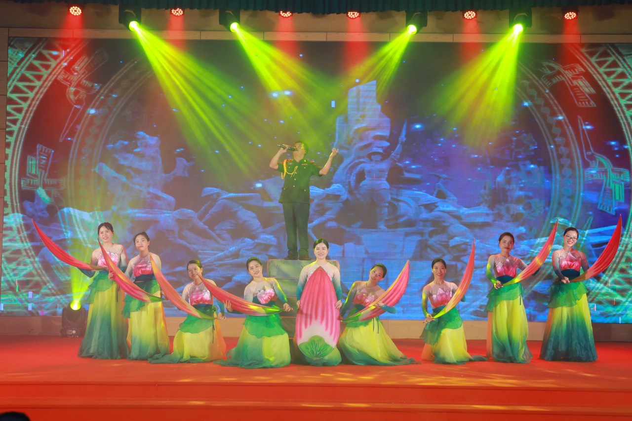 ĐOÀN NGHỆ THUẬT QUẦN CHÚNG HỌC VIỆN HẬU CẦN BIỂU DIỄN PHỤC VỤ BỘ ĐỘI