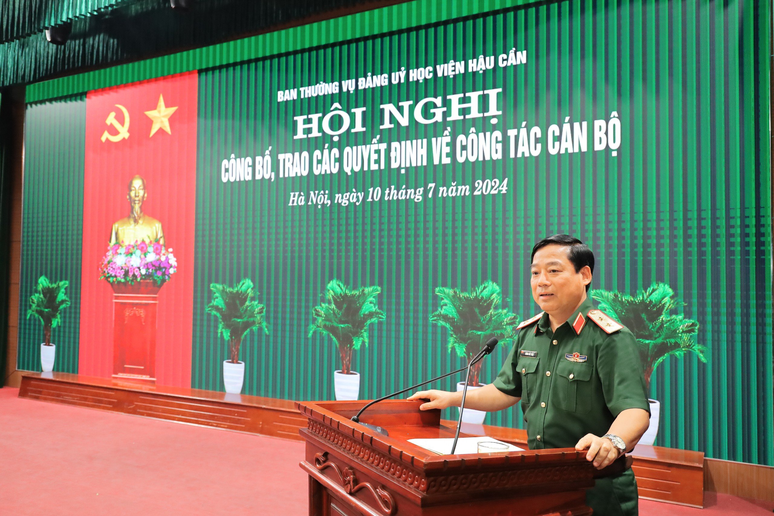 HỌC VIỆN HẬU CẦN TỔ CHỨC HỘI NGHỊ TRAO CÁC QUYẾT ĐỊNH VỀ CÔNG TÁC CÁN BỘ