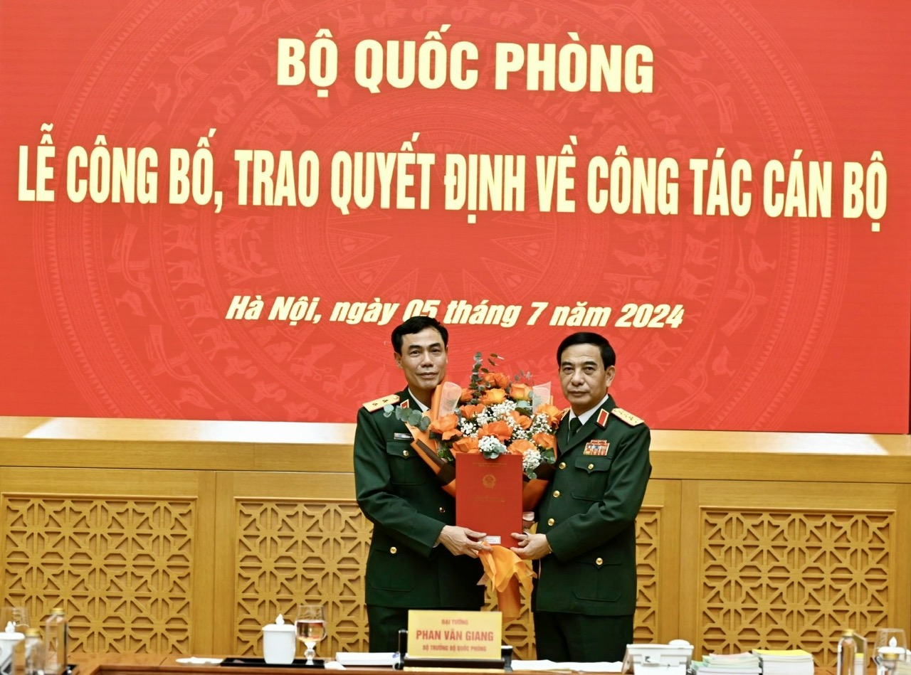 CHÚC MỪNG ĐỒNG CHÍ PHAN TÙNG SƠN, GIÁM ĐỐC HỌC VIỆN ĐƯỢC THĂNG QUÂN HÀM TRUNG TƯỚNG