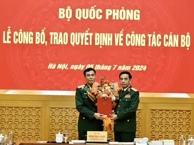 CHÚC MỪNG ĐỒNG CHÍ PHAN TÙNG SƠN, GIÁM ĐỐC HỌC VIỆN ĐƯỢC THĂNG QUÂN HÀM TRUNG TƯỚNG