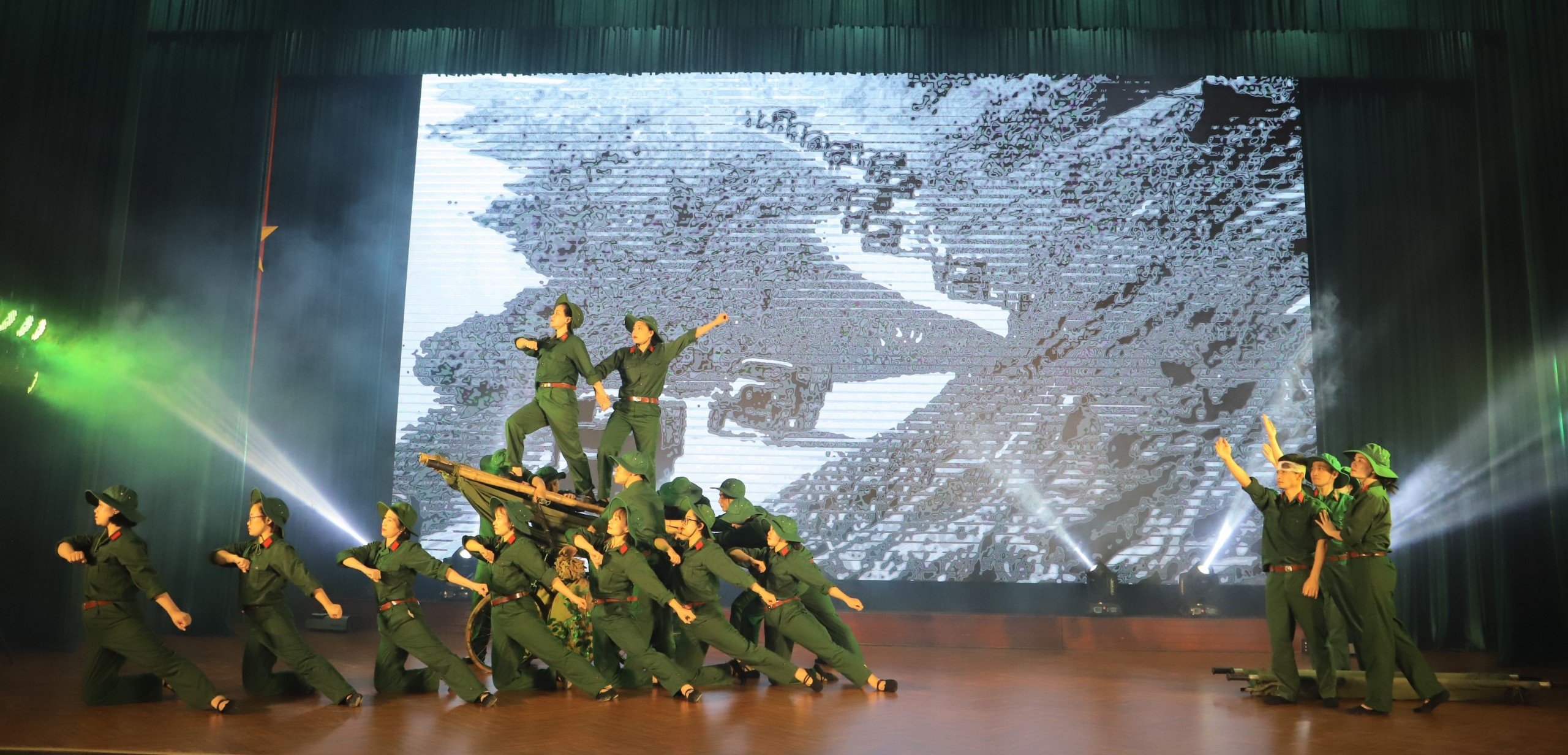 ẤN TƯỢNG CHƯƠNG TRÌNH CÔNG DIỄN LIÊN HOAN NGHỆ THUẬT QUẦN CHÚNG “VANG MÃI BẢN HÙNG CA CHIẾN THẮNG”