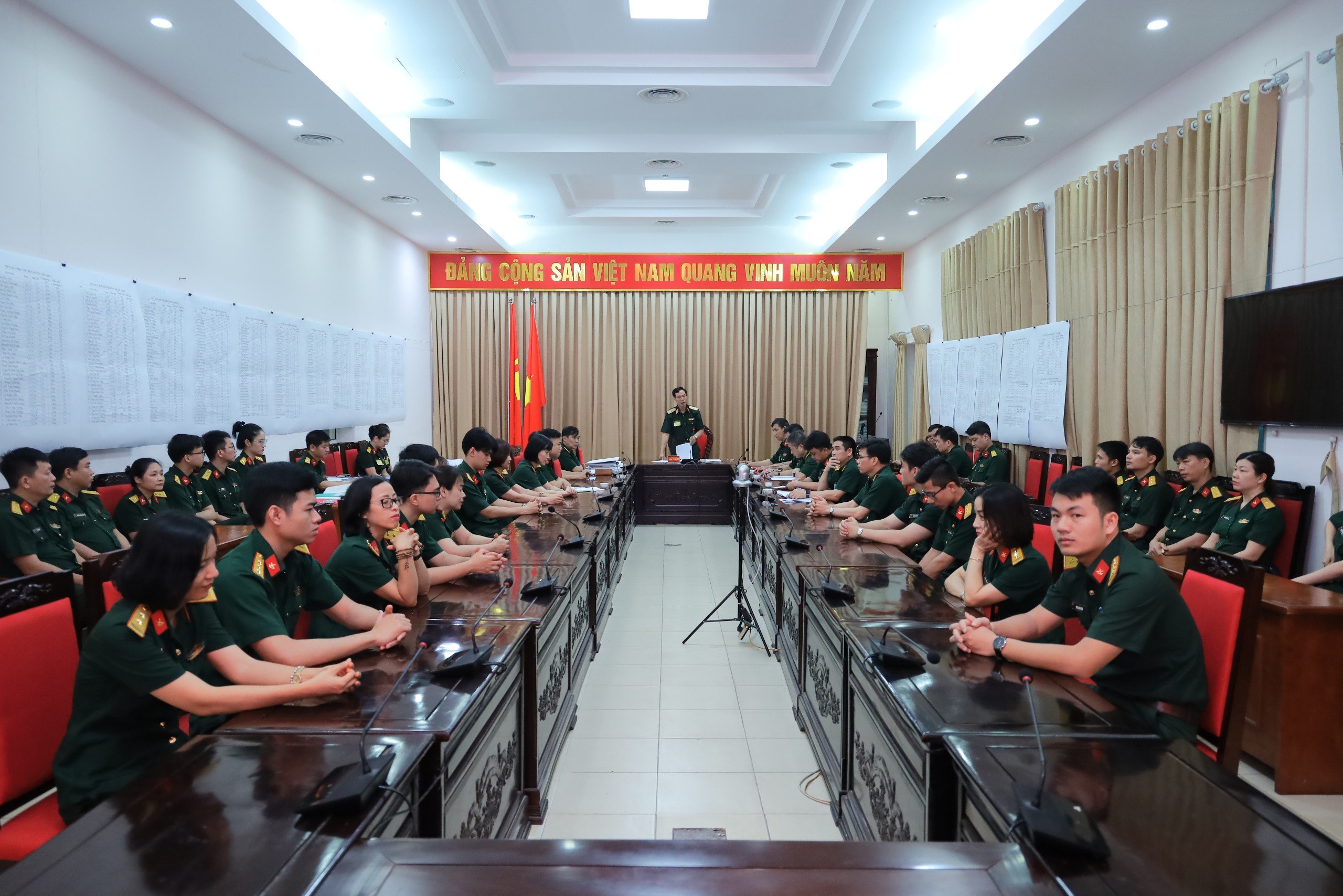 GIÁM ĐỐC HỌC VIỆN CHỈ ĐẠO, ĐỘNG VIÊN THI TỐT NGHIỆP