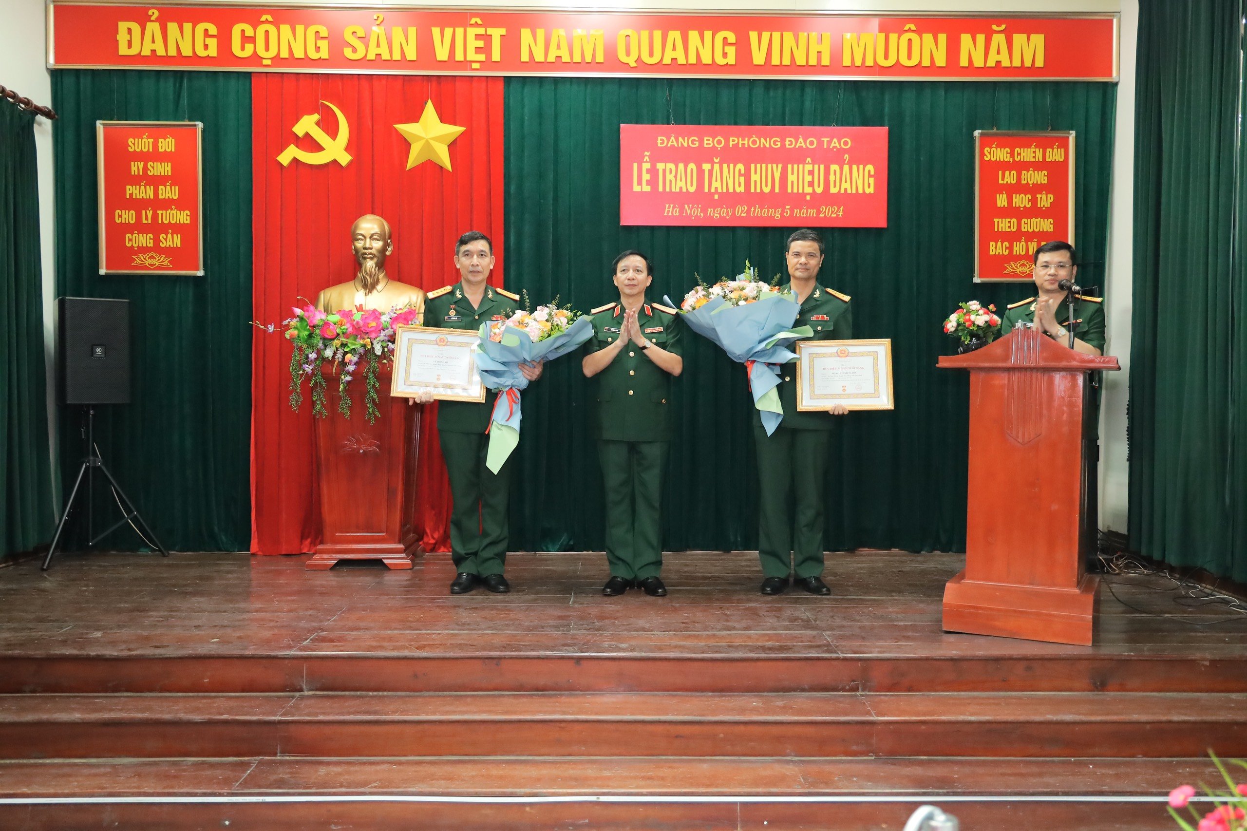 TRAO TẶNG HUY HIỆU 30 NĂM TUỔI ĐẢNG CHO ĐẢNG VIÊN