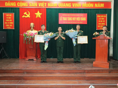 TRAO TẶNG HUY HIỆU 30 NĂM TUỔI ĐẢNG CHO ĐẢNG VIÊN
