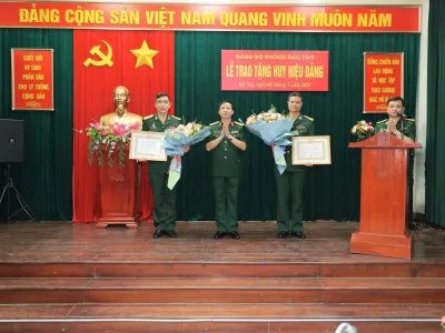 TRAO TẶNG HUY HIỆU 30 NĂM TUỔI ĐẢNG CHO ĐẢNG VIÊN