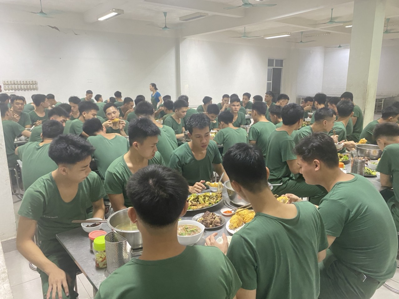 ĐỔI MỚI NÂNG CAO CHẤT LƯỢNG BỮA ĂN CHO BỘ ĐỘI