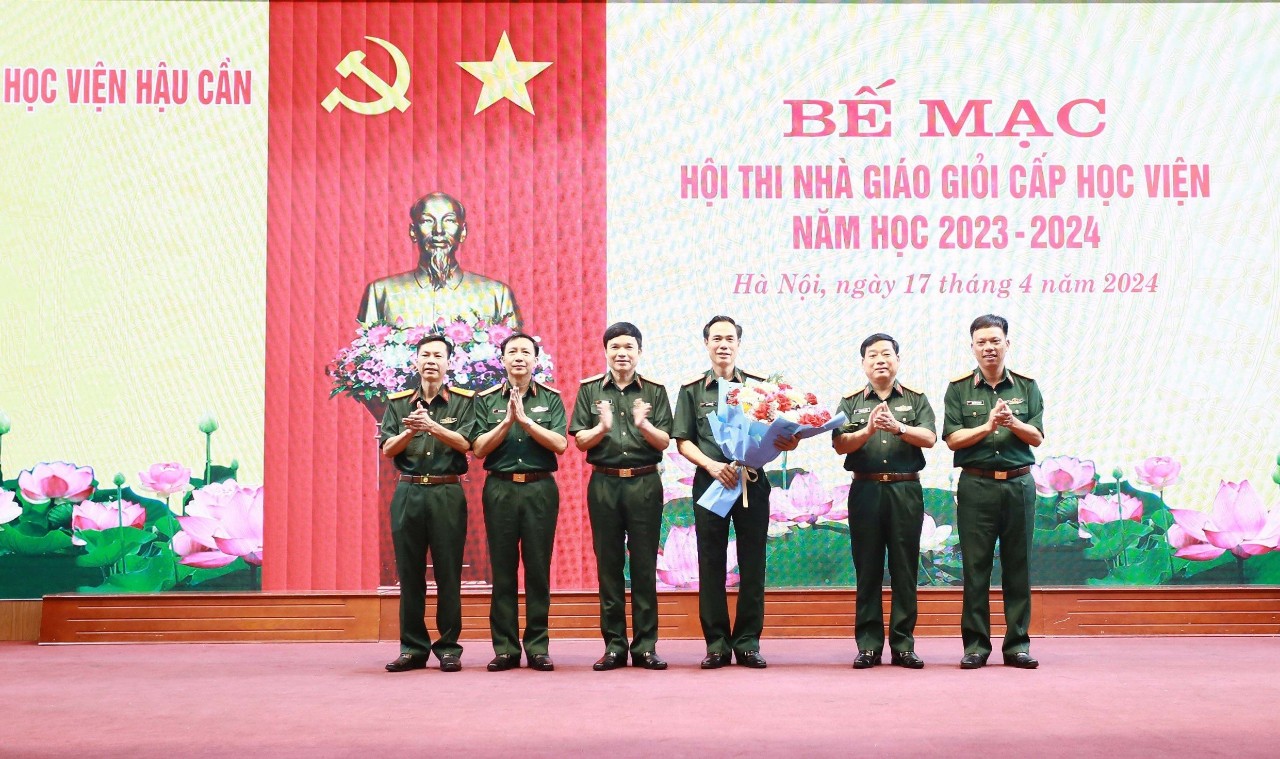 TRAO TẶNG DANH HIỆU CHIẾN SĨ  THI ĐUA CƠ SỞ CHO GIÁM ĐỐC HỌC VIỆN HẬU CẦN