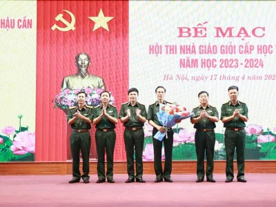 TRAO TẶNG DANH HIỆU CHIẾN SĨ  THI ĐUA CƠ SỞ CHO GIÁM ĐỐC HỌC VIỆN HẬU CẦN