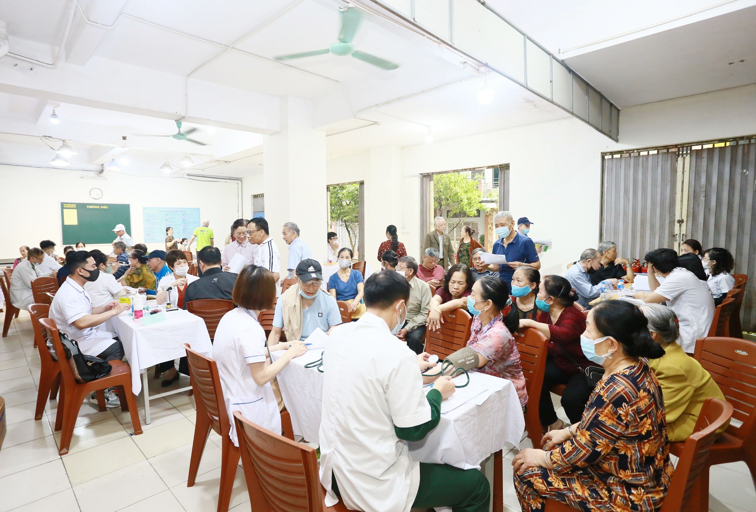 HỌC VIỆN HẬU CẦN PHỐI HỢP TỔ CHỨC KHÁM, TƯ VẤN SỨC KHỎE NGƯỜI CAO TUỔI TẠI PHƯỜNG NGỌC THỤY NĂM 2024