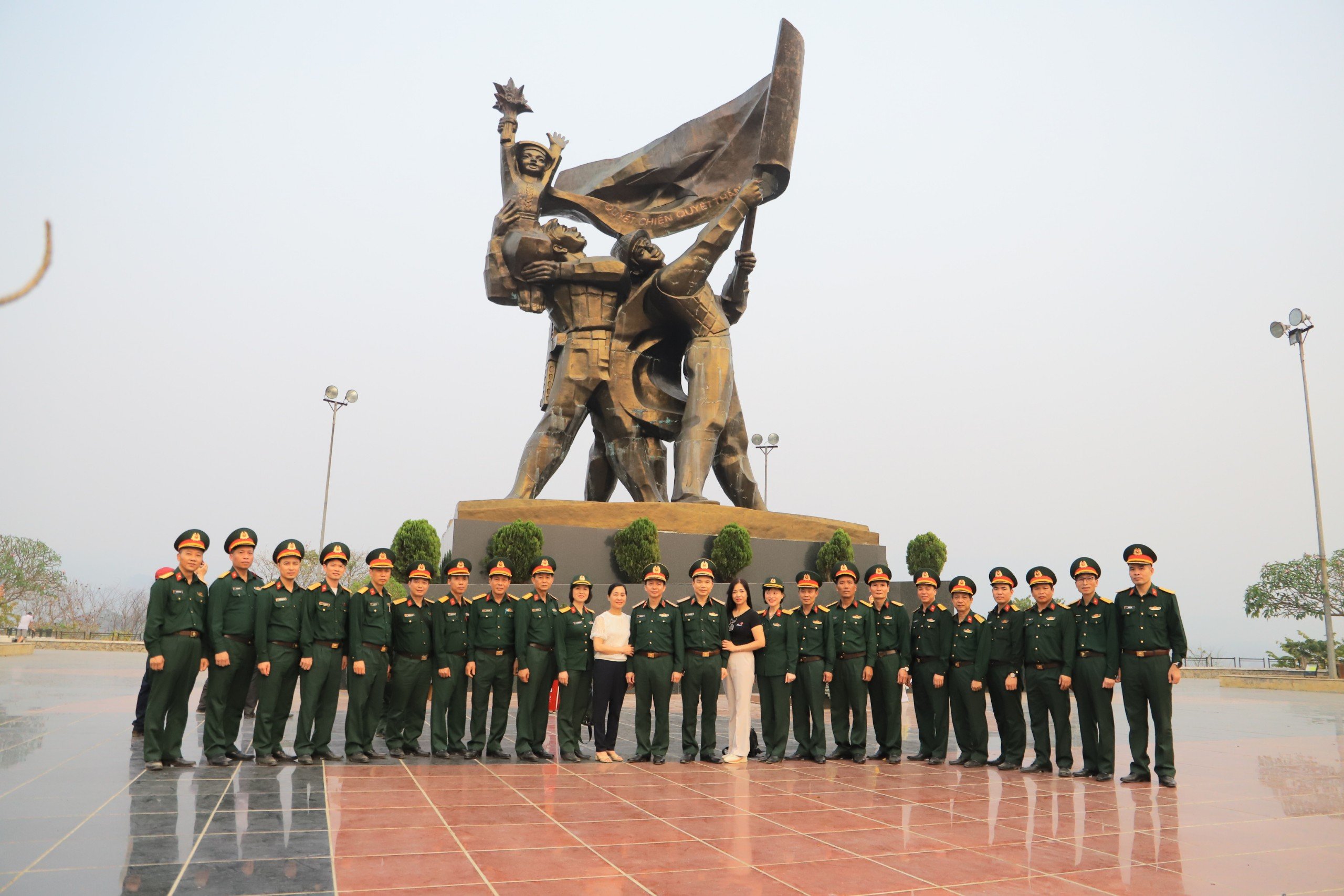 ĐOÀN CÔNG TÁC HỌC VIỆN HẬU CẦN THĂM, HỌC TẬP TRUYỀN THỐNG VÀ TRI ÂN CÁC ANH HÙNG LIỆT SĨ TẠI ĐIỆN BIÊN