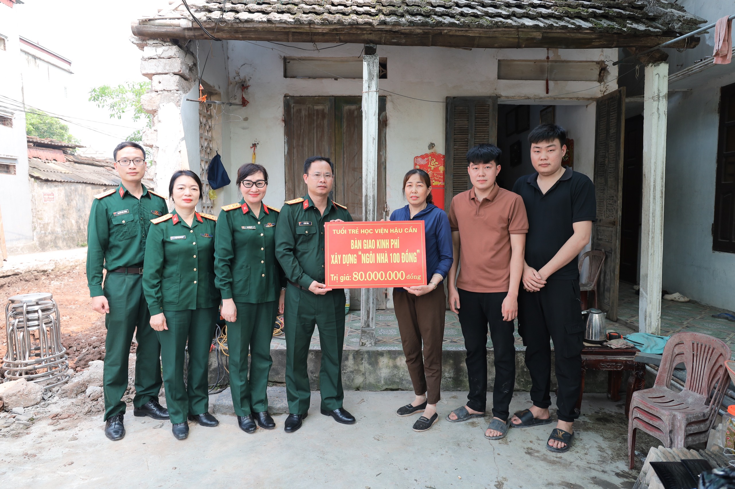 HỌC VIỆN HẬU CẦN BÀN GIAO KINH PHÍ HỖ TRỢ XÂY DỰNG “NGÔI NHÀ 100 ĐỒNG”