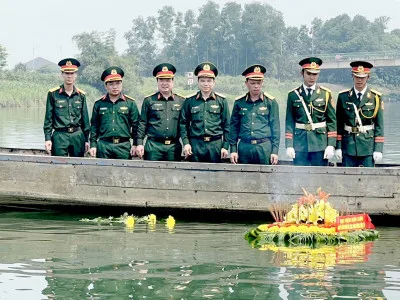 ĐOÀN CÔNG TÁC HỌC VIỆN HẬU CẦN THĂM, HỌC TẬP TRUYỀN THỐNG VÀ TRI ÂN CÁC ANH HÙNG LIỆT SĨ TẠI QUẢNG TRỊ