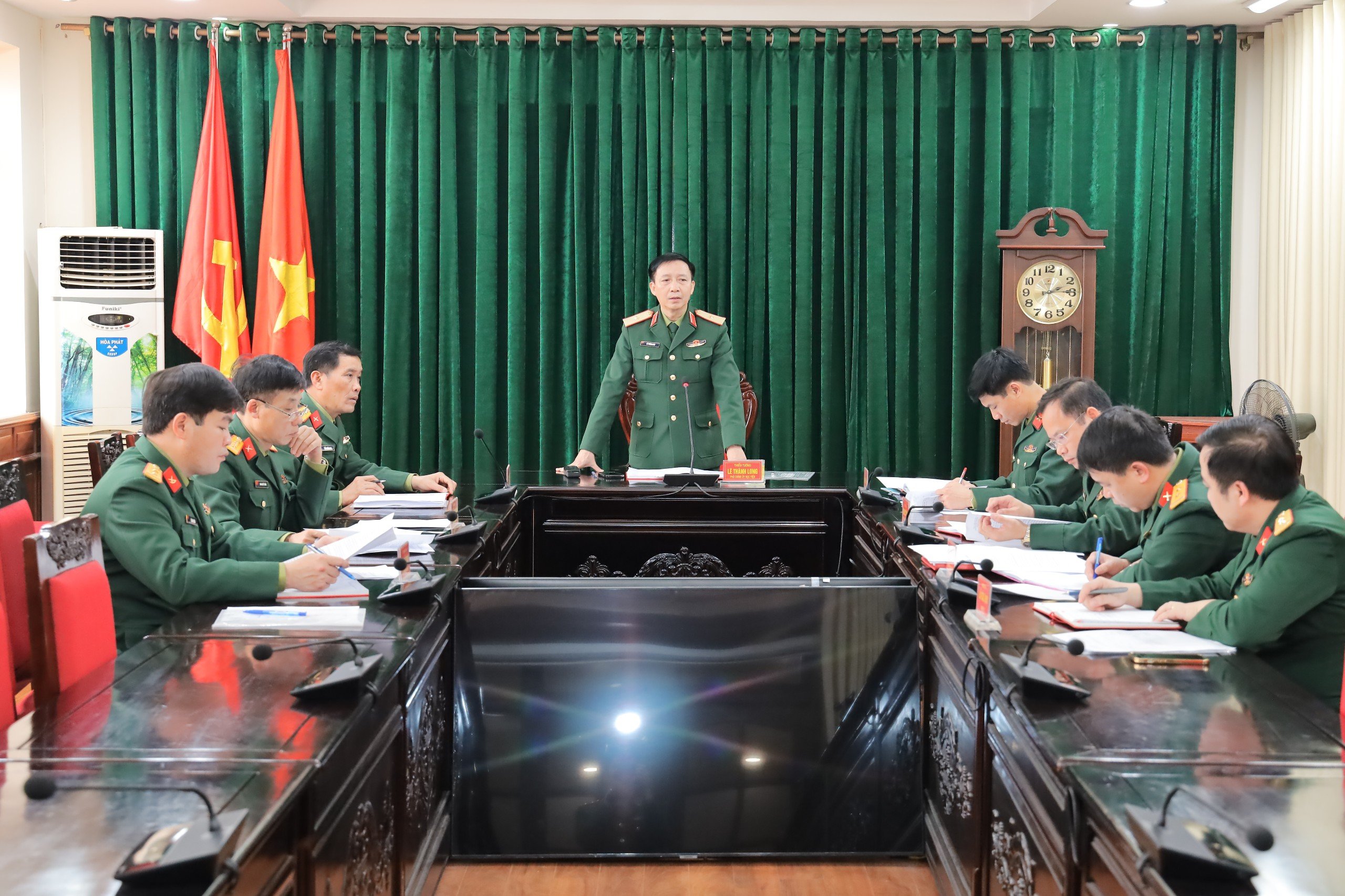 THIẾU TƯỚNG LÊ THÀNH LONG, PHÓ CHÍNH ỦY HỌC VIỆN CHỦ TRÌ HỌP BAN TỔ CHỨC LIÊN HOAN NGHỆ THUẬT QUẦN CHÚNG