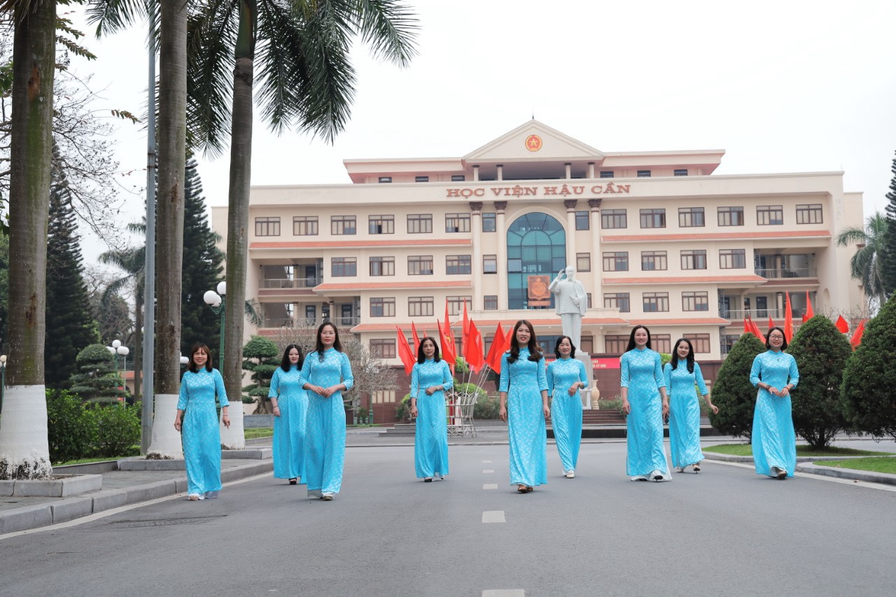 PHỤ NỮ HỌC VIỆN HẬU CẦN - DUYÊN DÁNG TRONG TÀ ÁO DÀI VIỆT