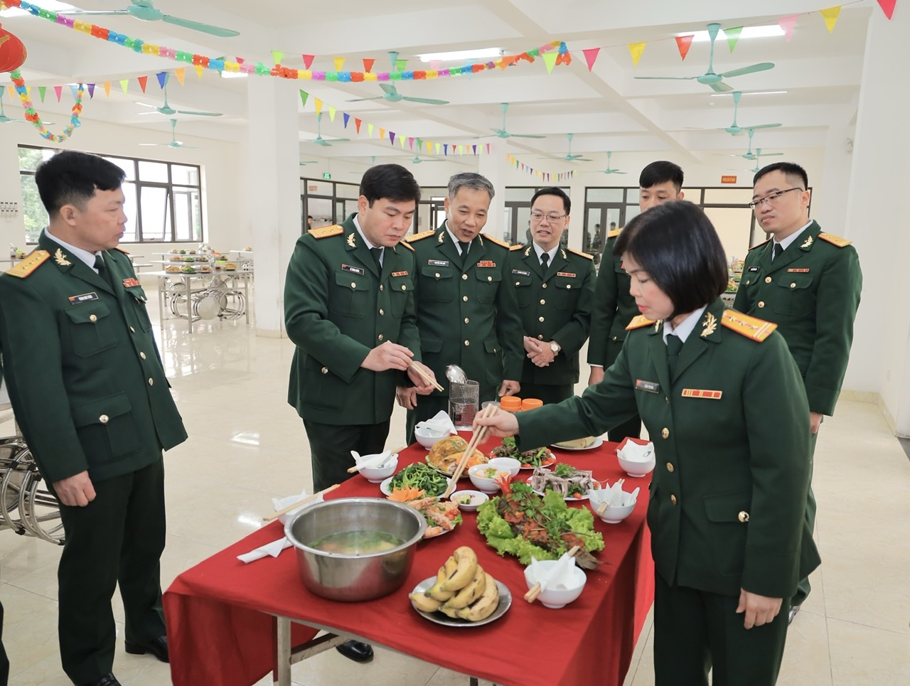 XUÂN VỀ TỪ BÀN TAY CỦA NHỮNG SĨ QUAN HẬU CẦN TƯƠNG LAI