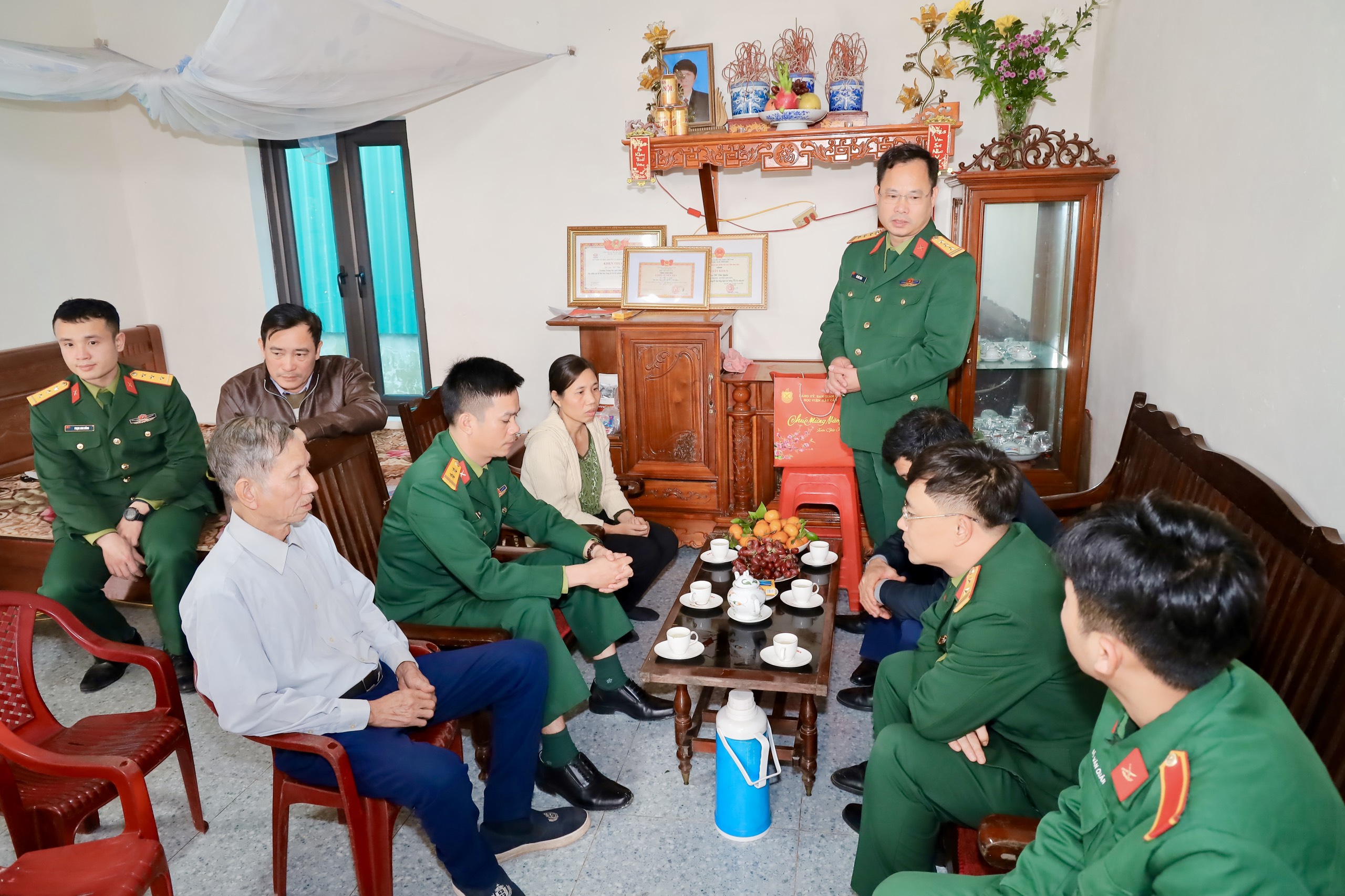 ĐOÀN CÔNG TÁC HỌC VIỆN HẬU CẦN THĂM, CHÚC TẾT GIA ĐÌNH HỌC VIÊN CÓ HOÀN CẢNH ĐẶC BIỆT KHÓ KHĂN NHÂN DỊP TẾT CỔ TRUYỀN DÂN TỘC