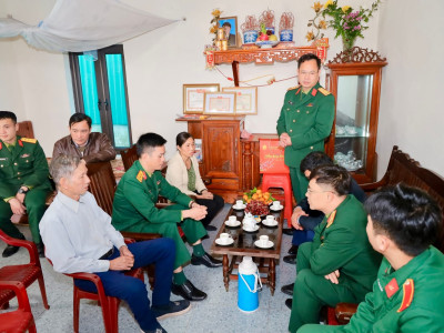 ĐOÀN CÔNG TÁC HỌC VIỆN HẬU CẦN THĂM, CHÚC TẾT GIA ĐÌNH HỌC VIÊN CÓ HOÀN CẢNH ĐẶC BIỆT KHÓ KHĂN NHÂN DỊP TẾT CỔ TRUYỀN DÂN TỘC