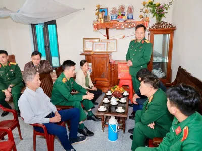 ĐOÀN CÔNG TÁC HỌC VIỆN HẬU CẦN THĂM, CHÚC TẾT GIA ĐÌNH HỌC VIÊN CÓ HOÀN CẢNH ĐẶC BIỆT KHÓ KHĂN NHÂN DỊP TẾT CỔ TRUYỀN DÂN TỘC