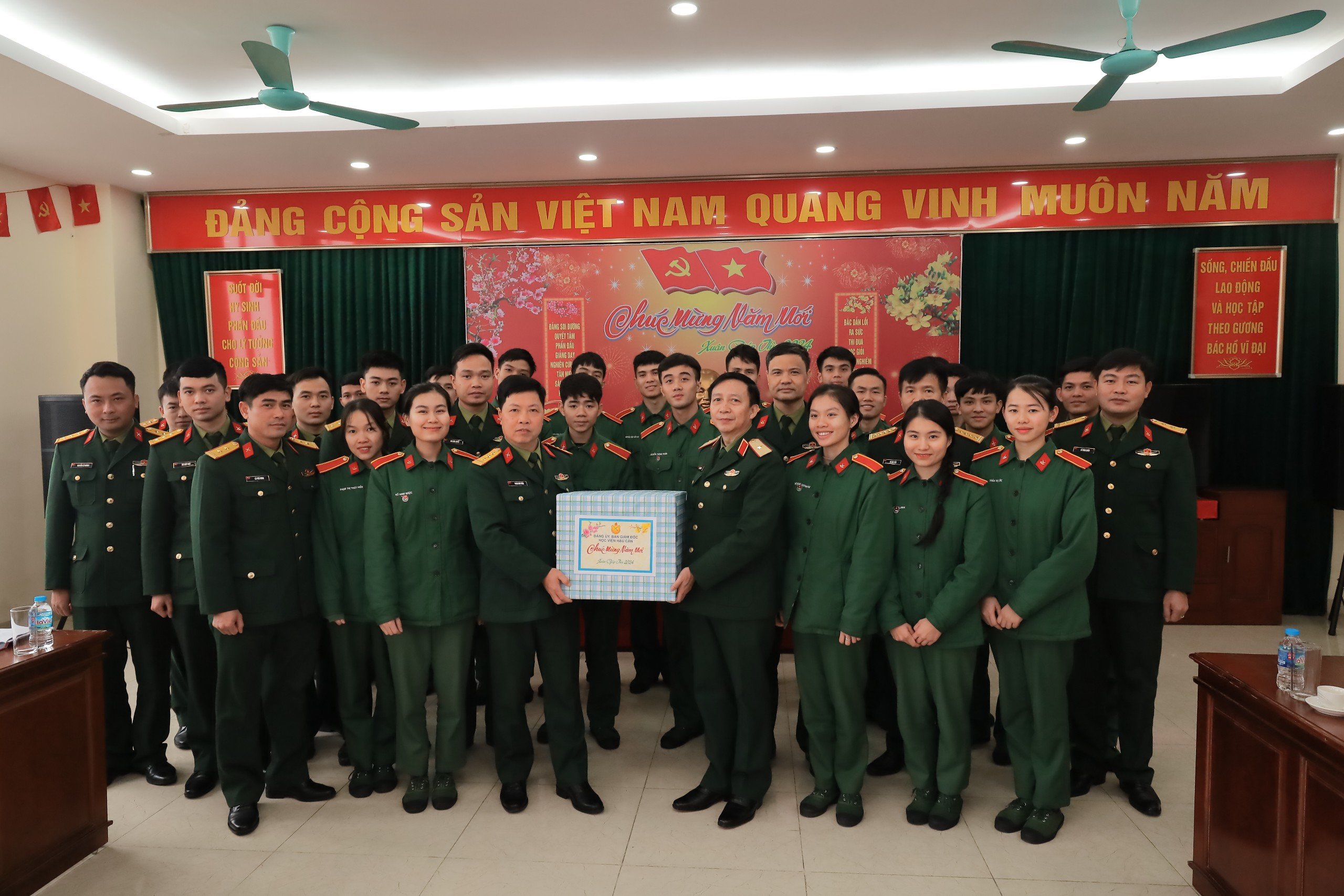 THỦ TRƯỞNG HỌC VIỆN THĂM, ĐỘNG VIÊN CÁC ĐƠN VỊ NHÂN DỊP TẾT CỔ TRUYỀN DÂN TỘC