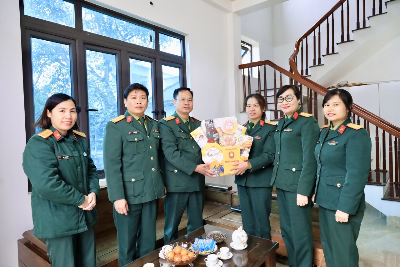 ẤM ÁP NGHĨA TÌNH ĐỒNG CHÍ