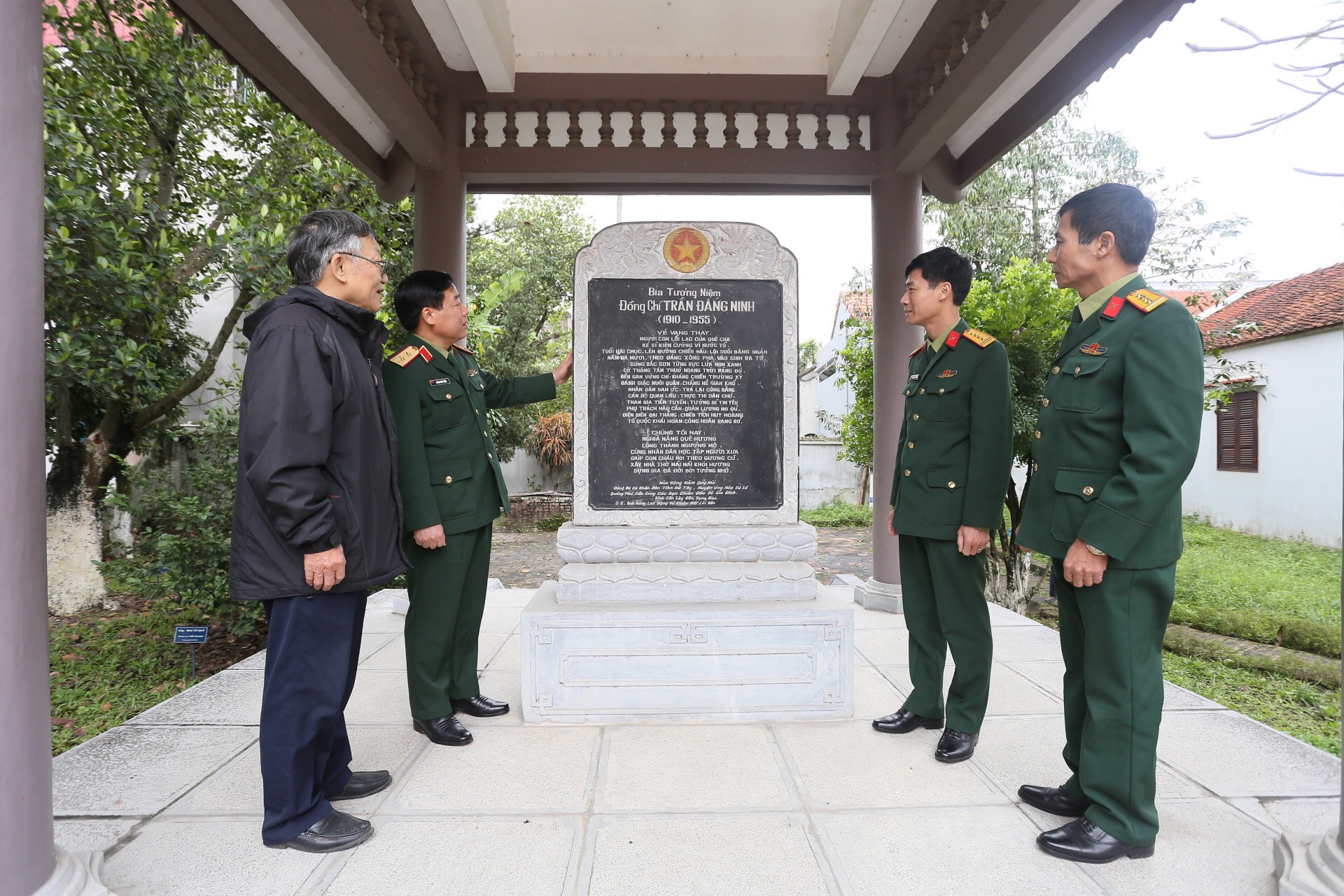 ĐOÀN CÁN BỘ HỌC VIỆN HẬU CẦN THẮP HƯƠNG TƯỞNG NIỆM ĐỒNG CHÍ TRẦN ĐĂNG NINH