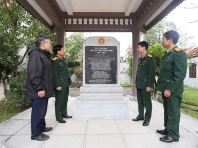 ĐOÀN CÁN BỘ HỌC VIỆN HẬU CẦN THẮP HƯƠNG TƯỞNG NIỆM ĐỒNG CHÍ TRẦN ĐĂNG NINH