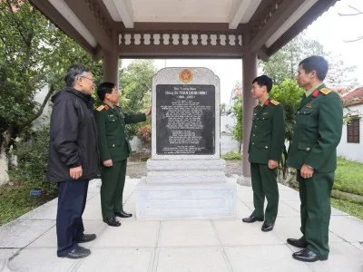 ĐOÀN CÁN BỘ HỌC VIỆN HẬU CẦN THẮP HƯƠNG TƯỞNG NIỆM ĐỒNG CHÍ TRẦN ĐĂNG NINH