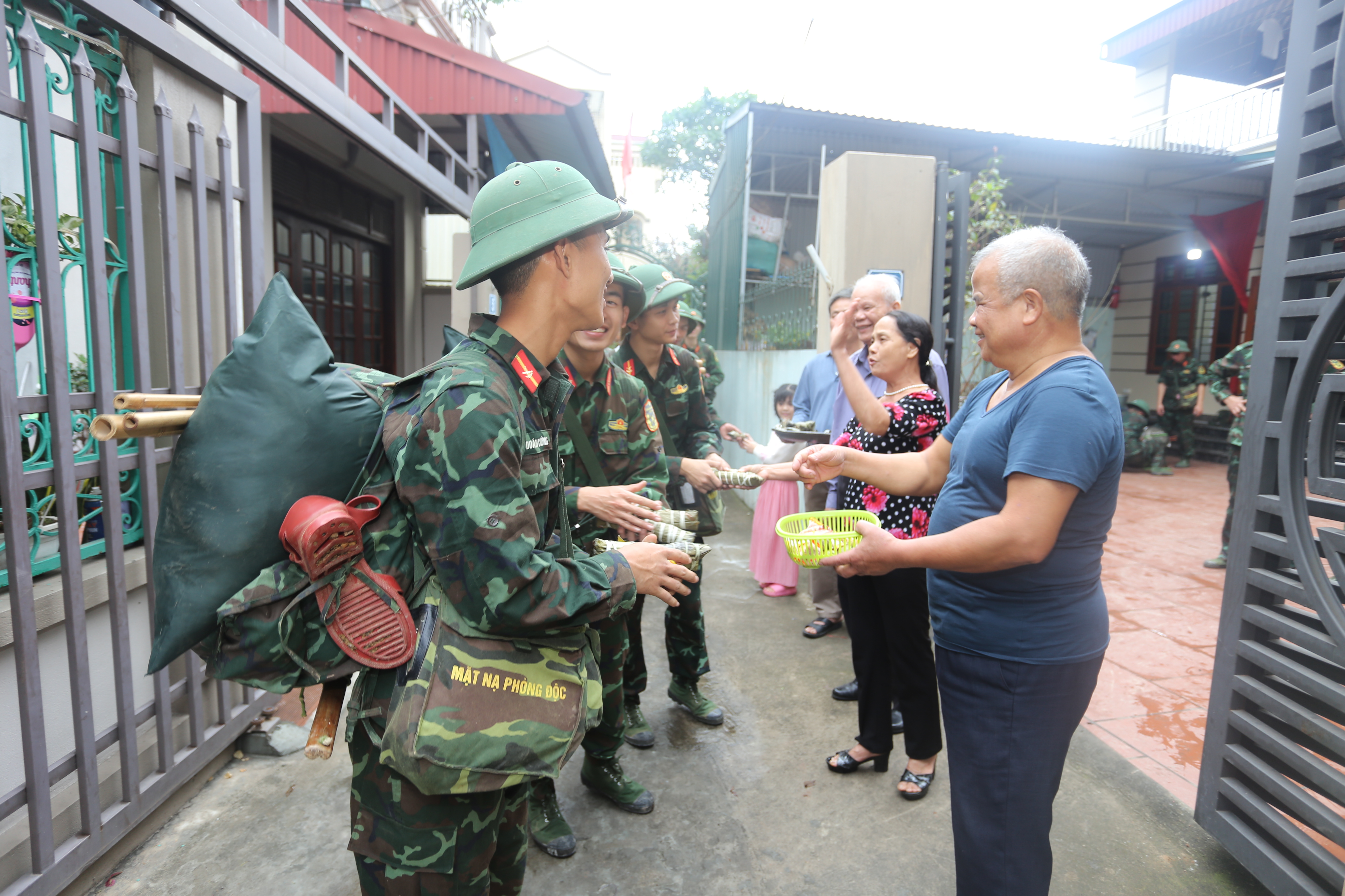 “TẤM BÁNH” NÂNG BƯỚC QUÂN HÀNH