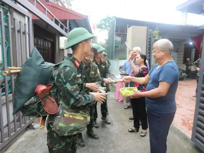 “TẤM BÁNH” NÂNG BƯỚC QUÂN HÀNH